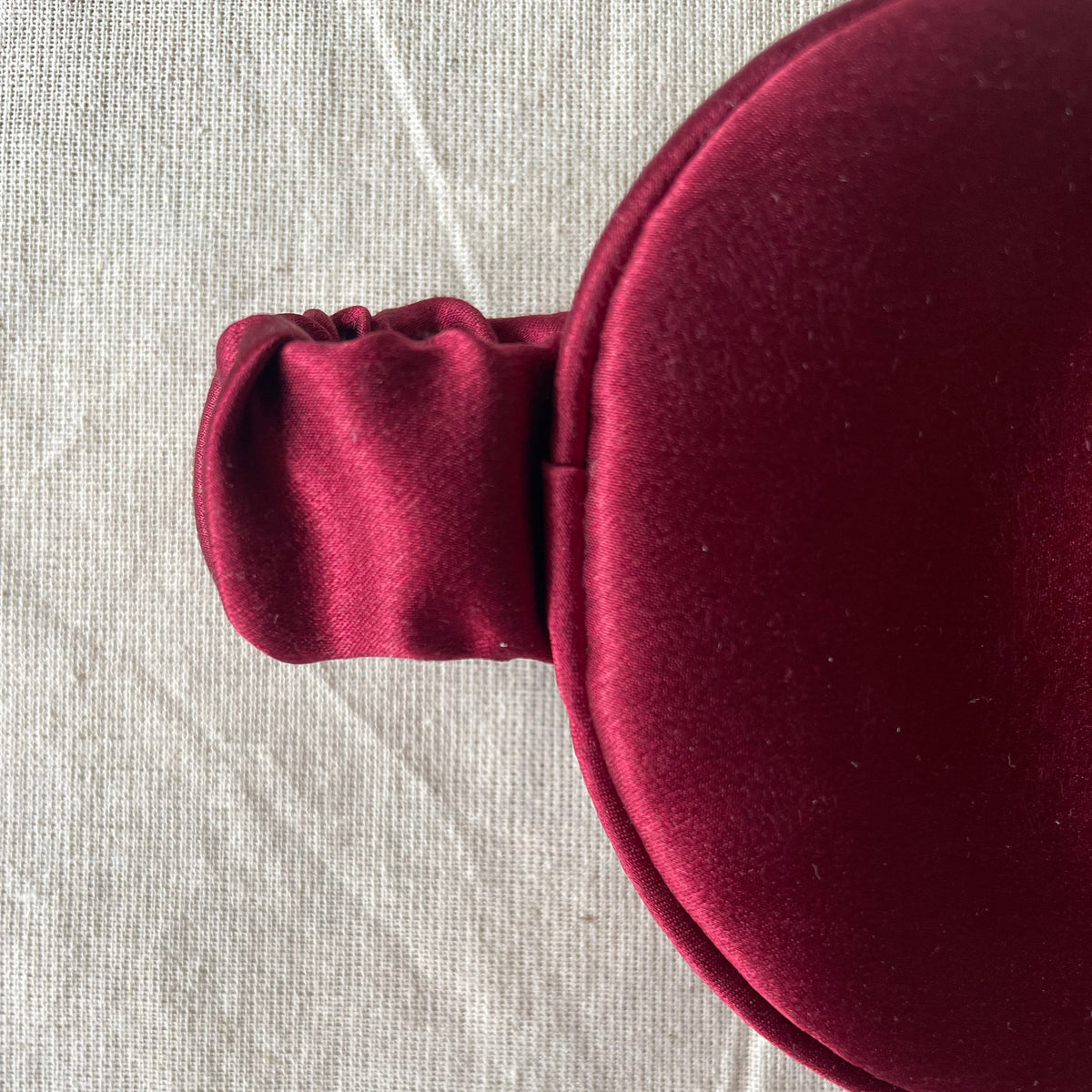 100% 30 momme silk eye mask with 100% silk filling In Bordeaux color