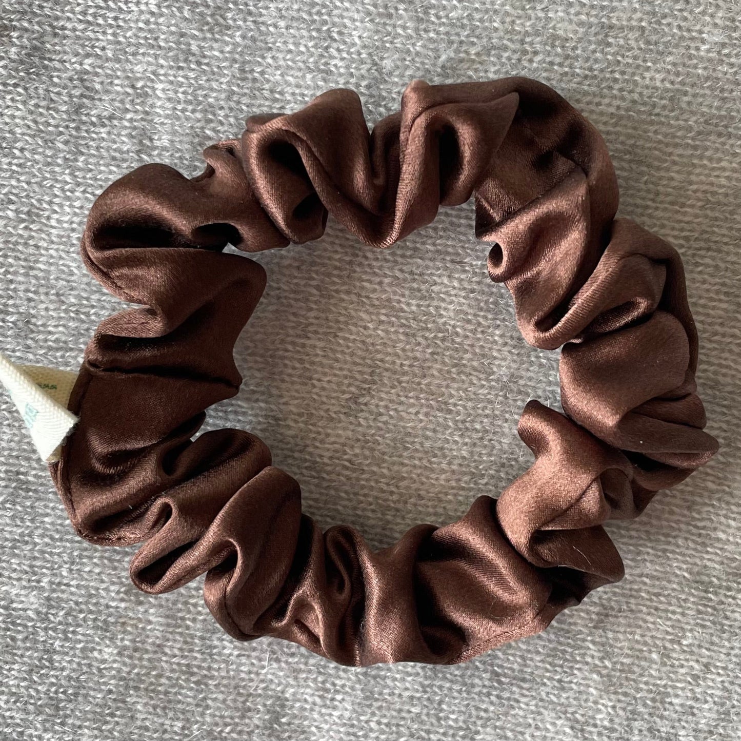 Pure mulberry silk scrunchie in 30 momme thickness Chocolate