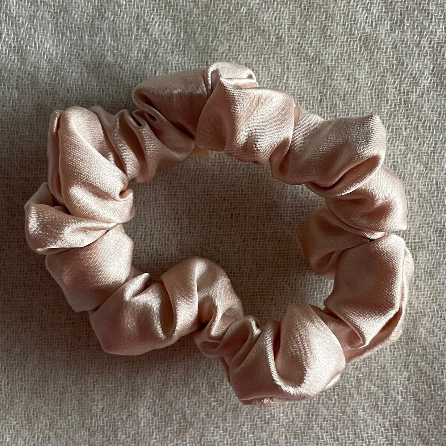 Pure mulberry silk scrunchie in 30 momme thickness In peach color