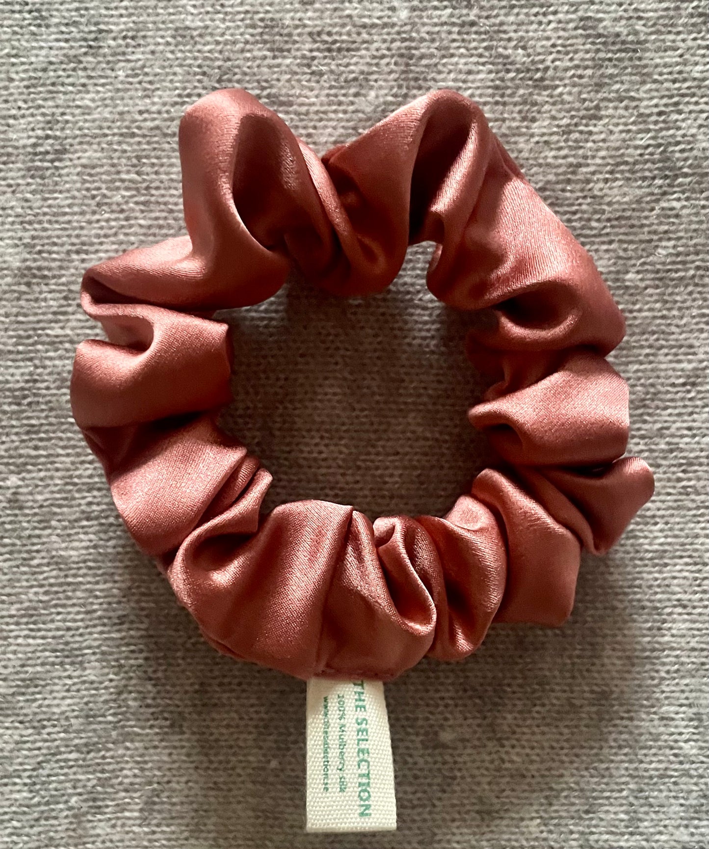 The Elegant Box – Luxury Gift Set with Tea, 30 Momme Silk Scrunchie & Pearl Earrings