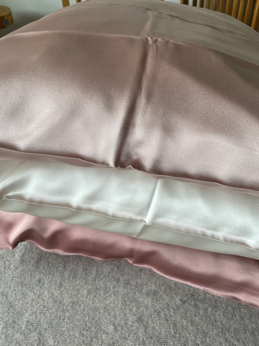 How Silk Pillowcases Help Maintain Your Holiday Glow