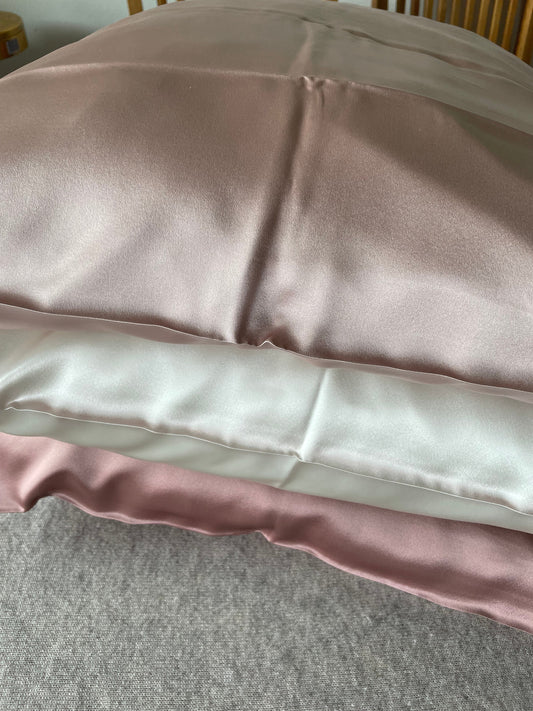 How Silk Pillowcases Help Maintain Your Holiday Glow