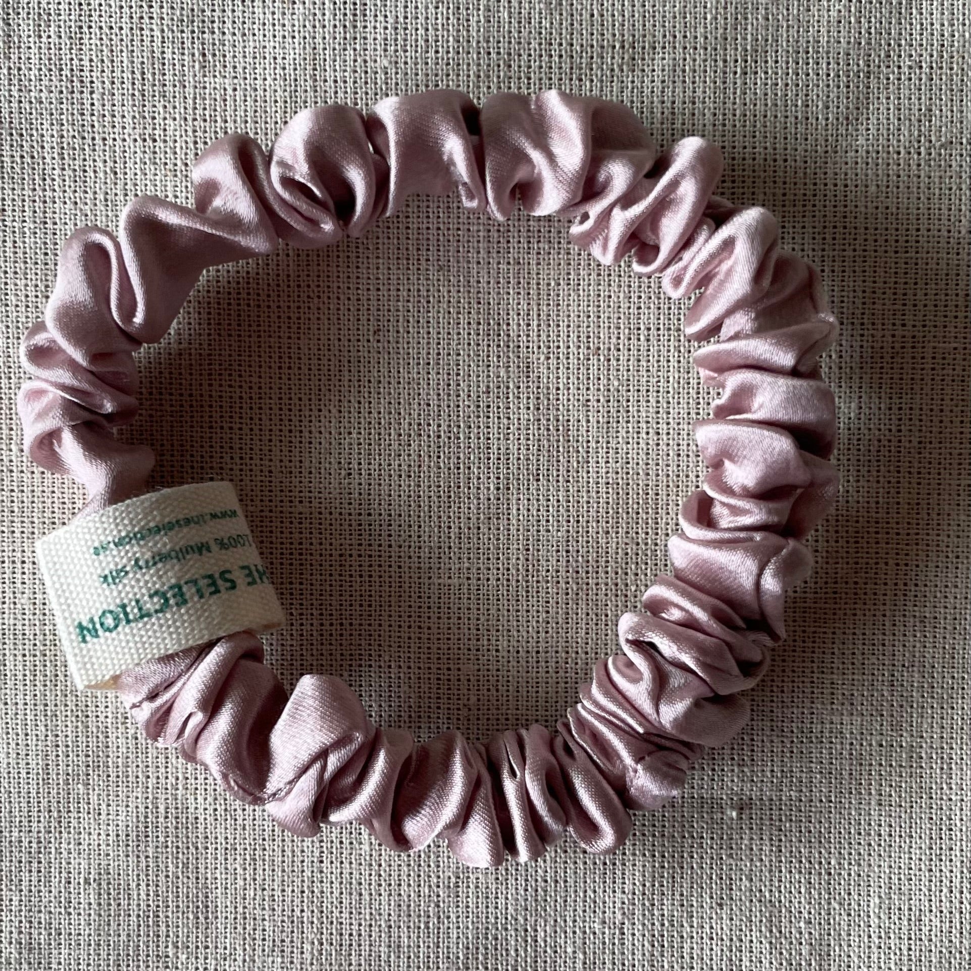 100% 30 momme silk 1cm wide scrunchie in dusty pink  color 