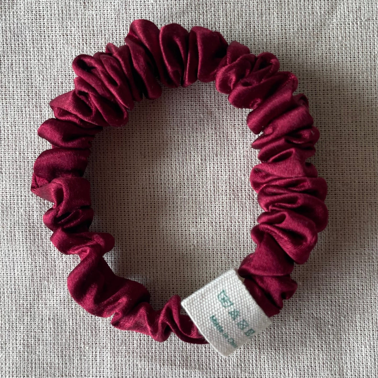 100% 30 momme silk 1cm wide scrunchie in wine red color 