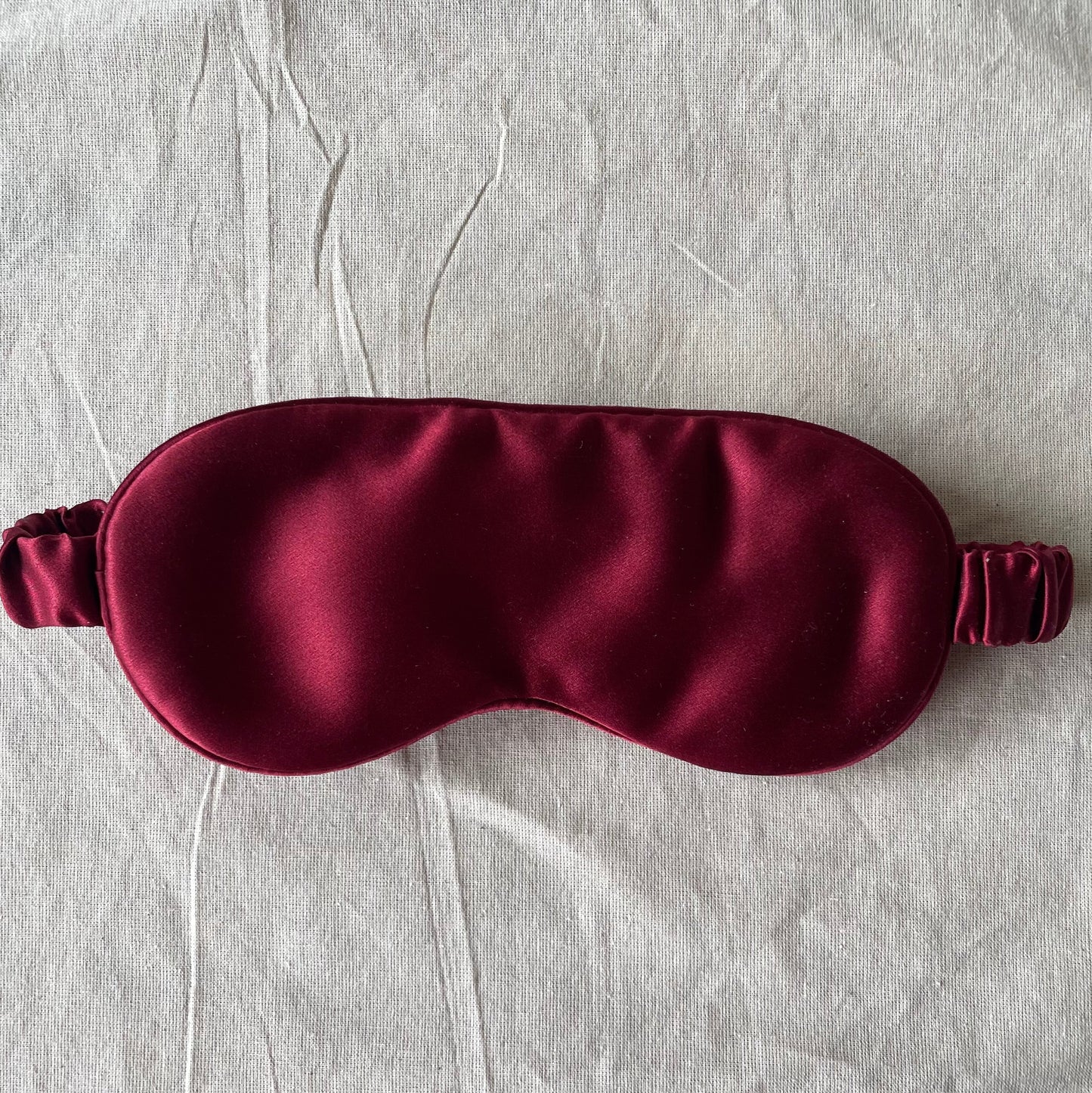 100% 30 momme silk eye mask with 100% silk filling in Bordeaux color 