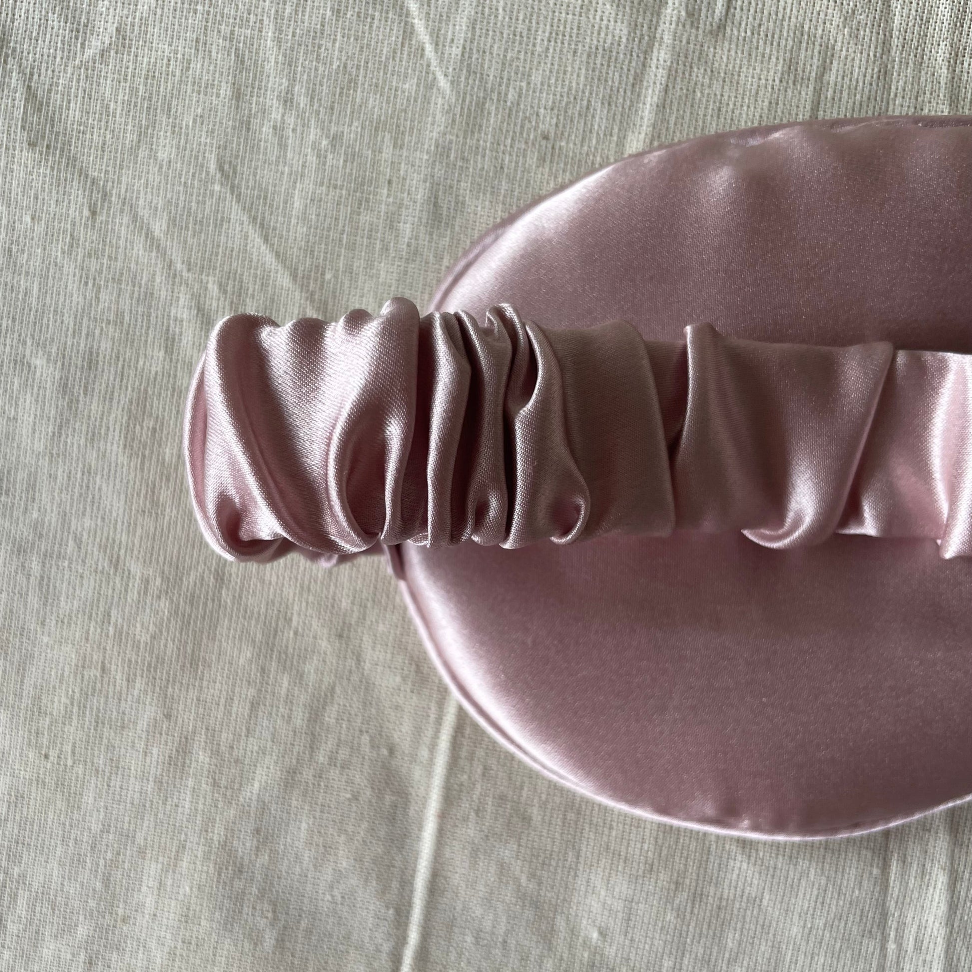 100% 30 momme silk eye mask with 100% silk filling In dusty pink 