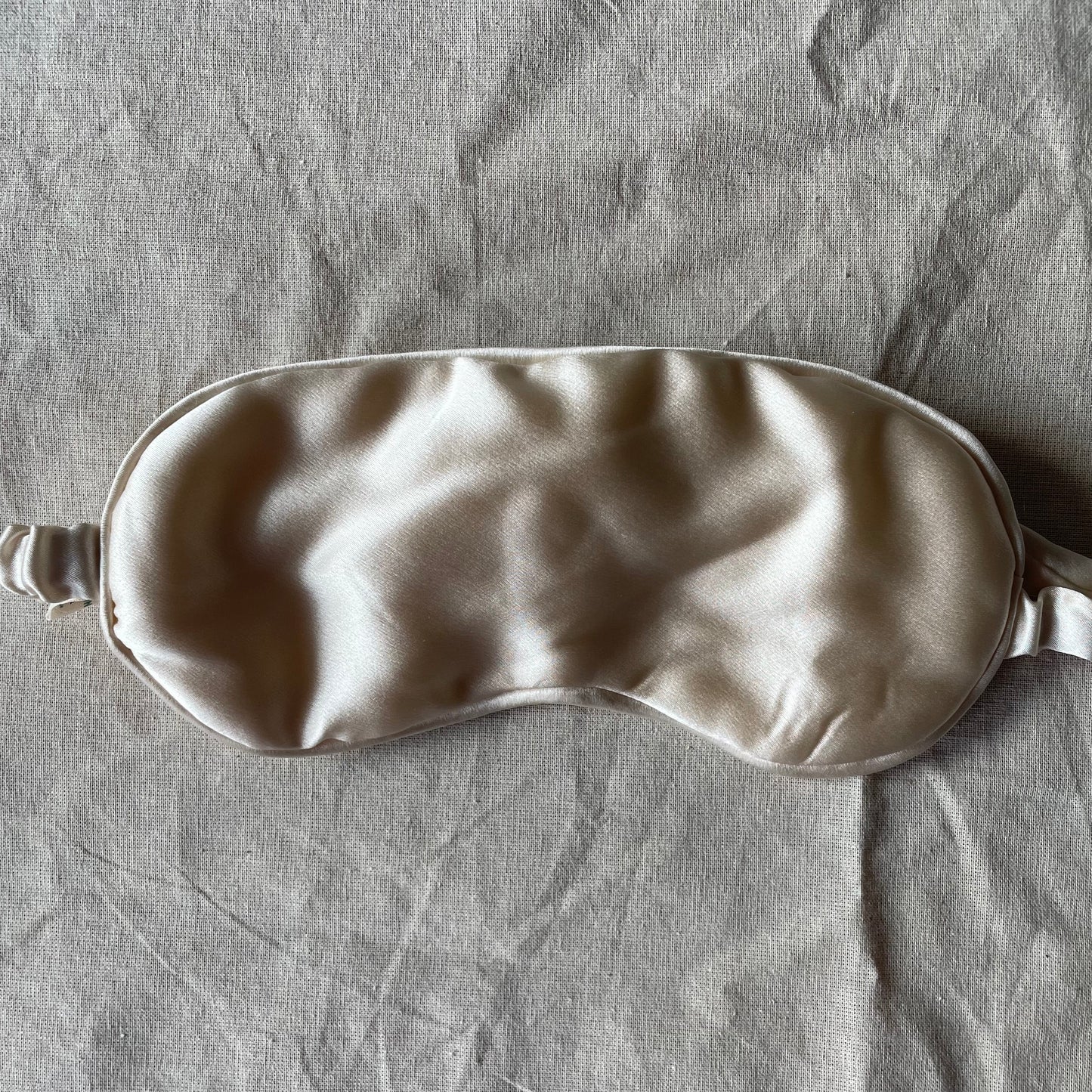 30 momme silk eye mask with 100% silk fillings In vanilla color 