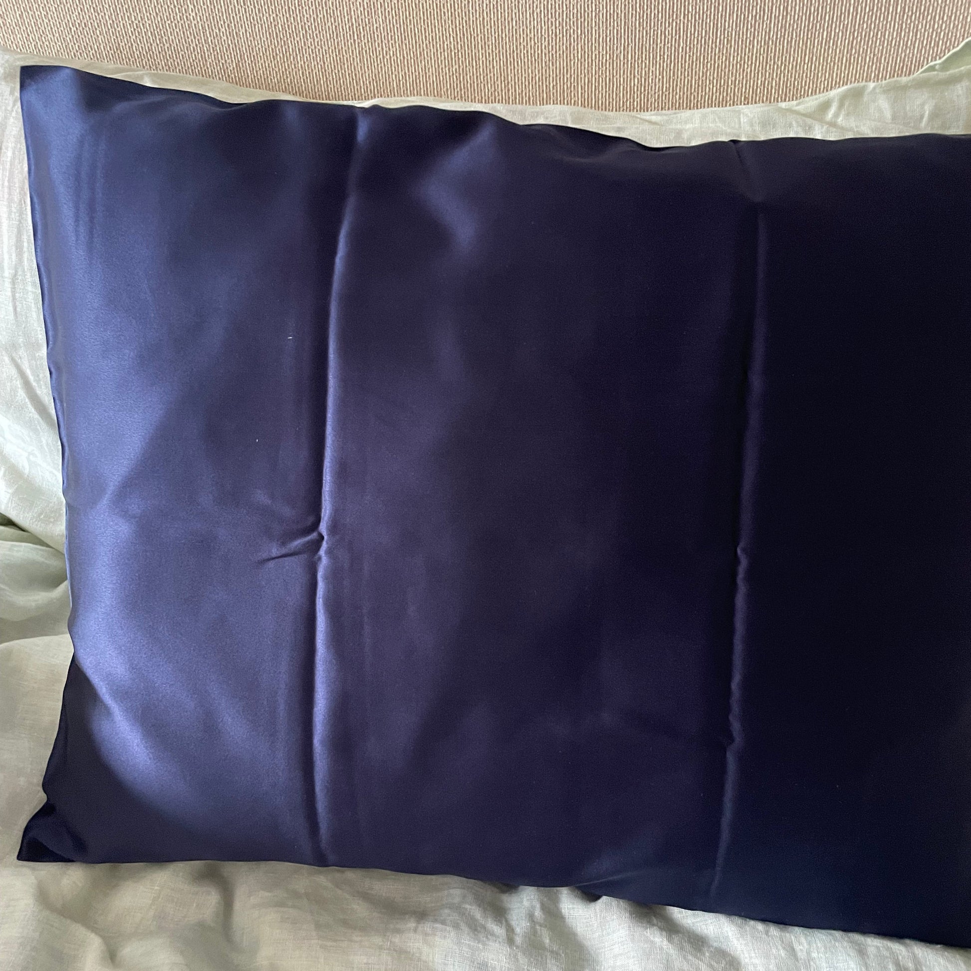 30 momme silk pillowcase in navy 
