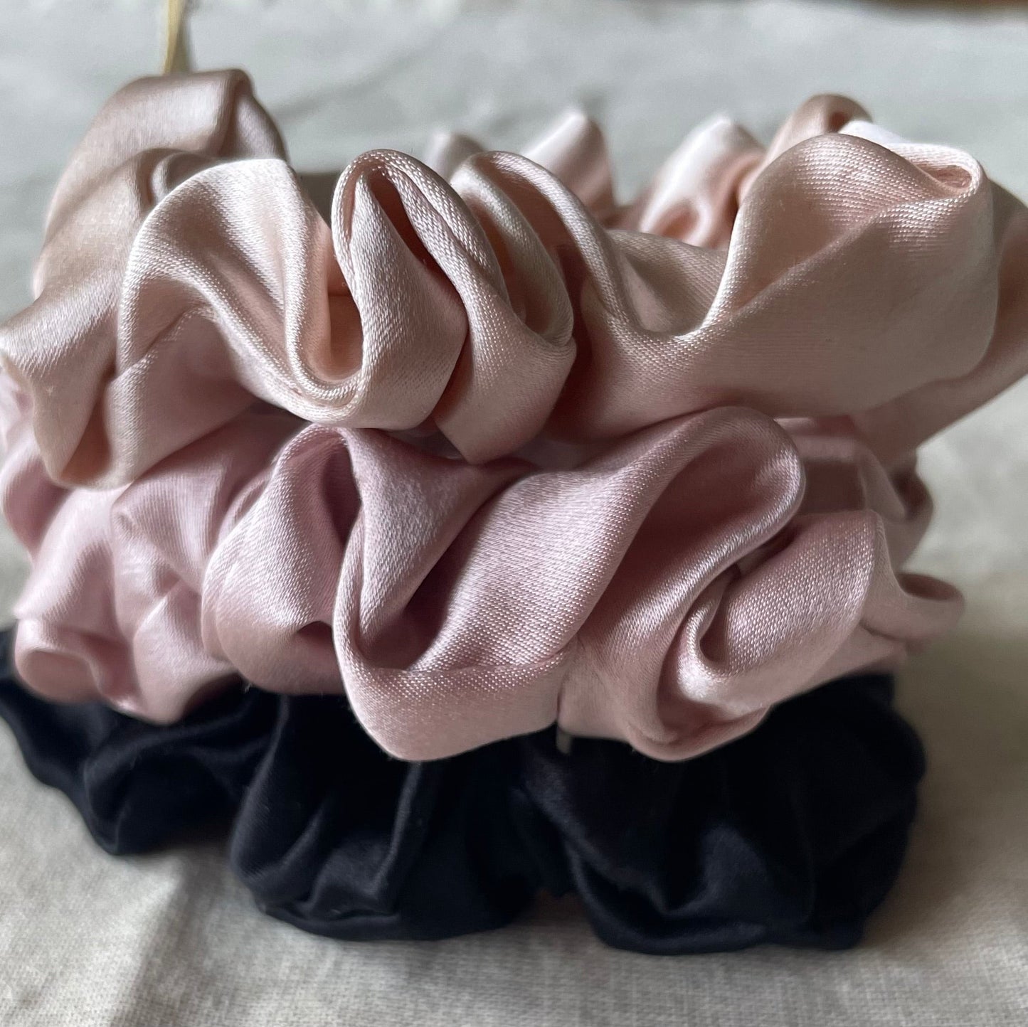 30 momme standard scrunchies 3 pack In peach rose and black 