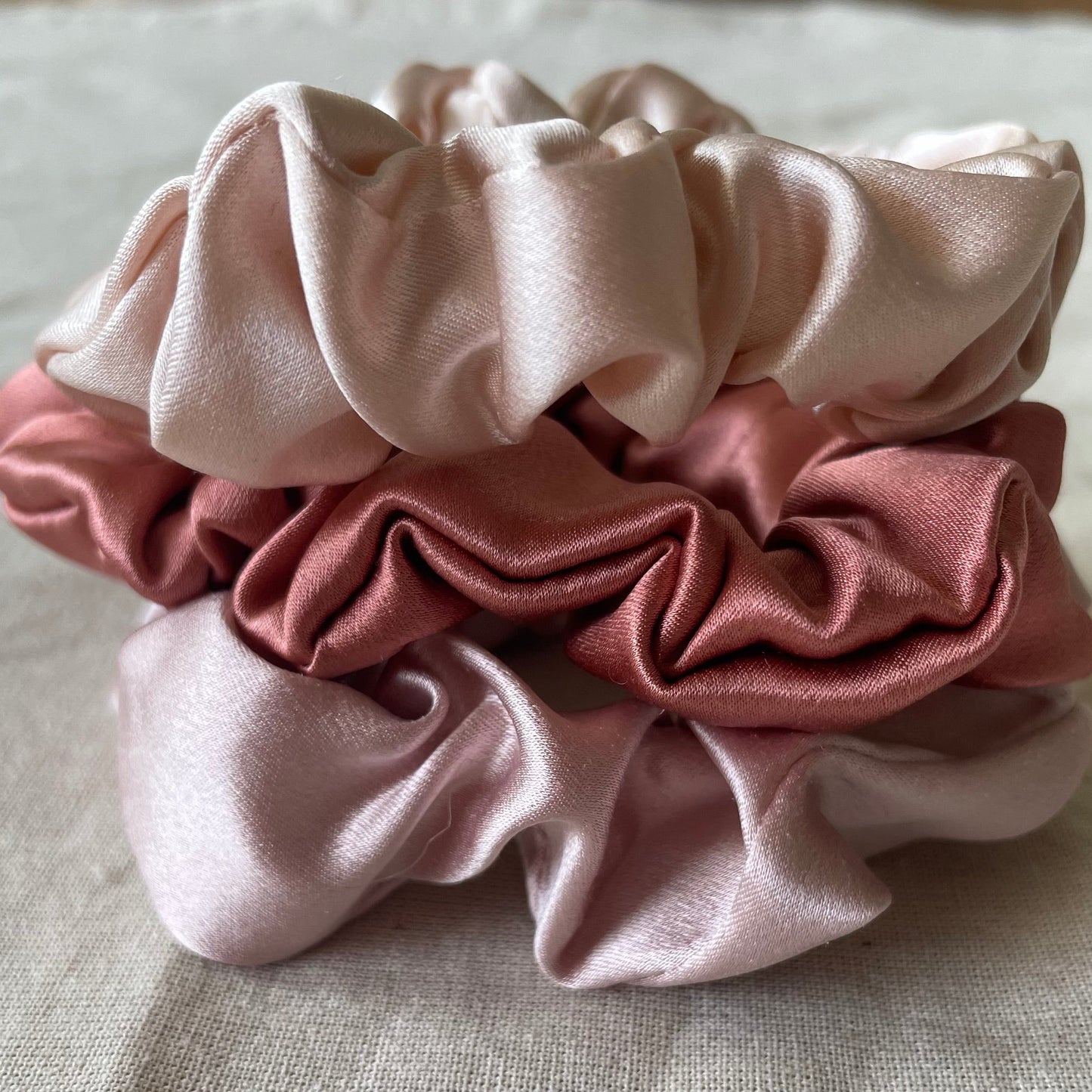 30 momme standard scrunchies 3 pack In peach rose and rose gold color 