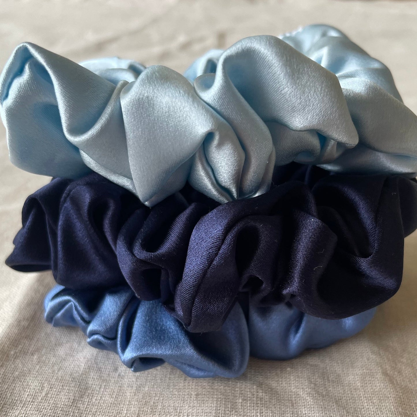 30 momme standard scrunchies 3 pack In sky navy an vintage blue 