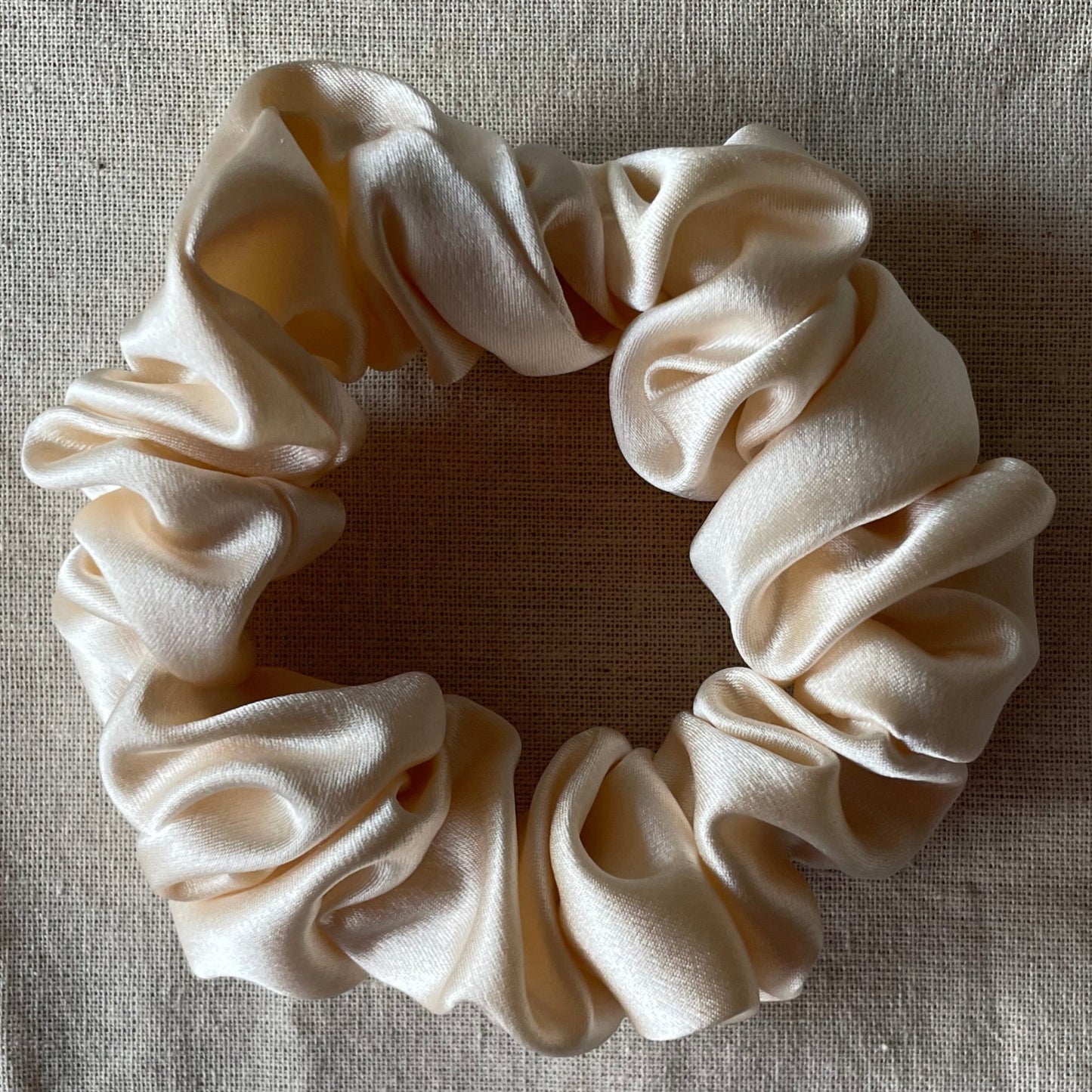 30 momme standard silk scrunchie in vanilla color 