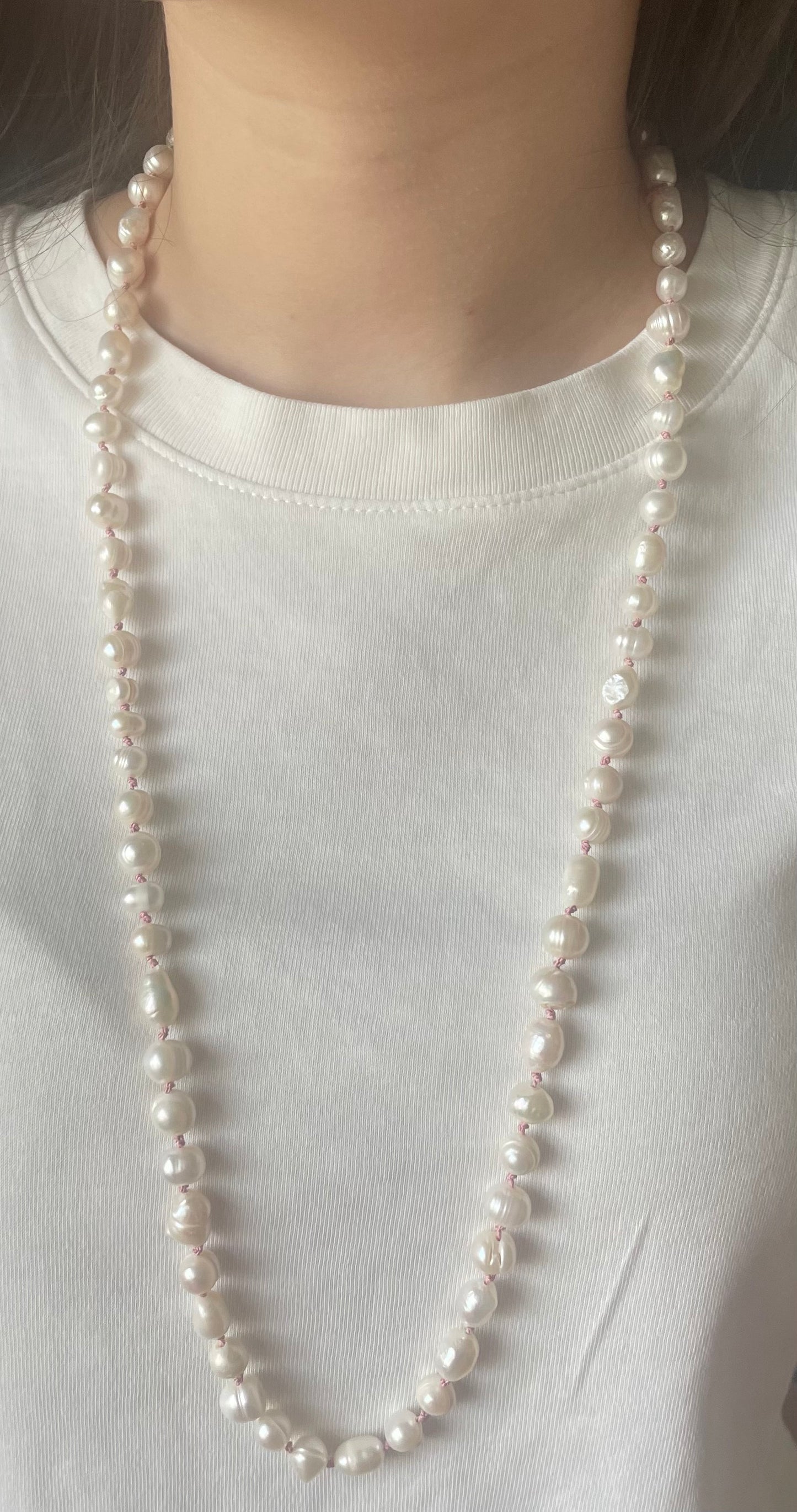 Freshwater pearl necklace in vanilla color, hand noted with 100% silk thread 70cm long 