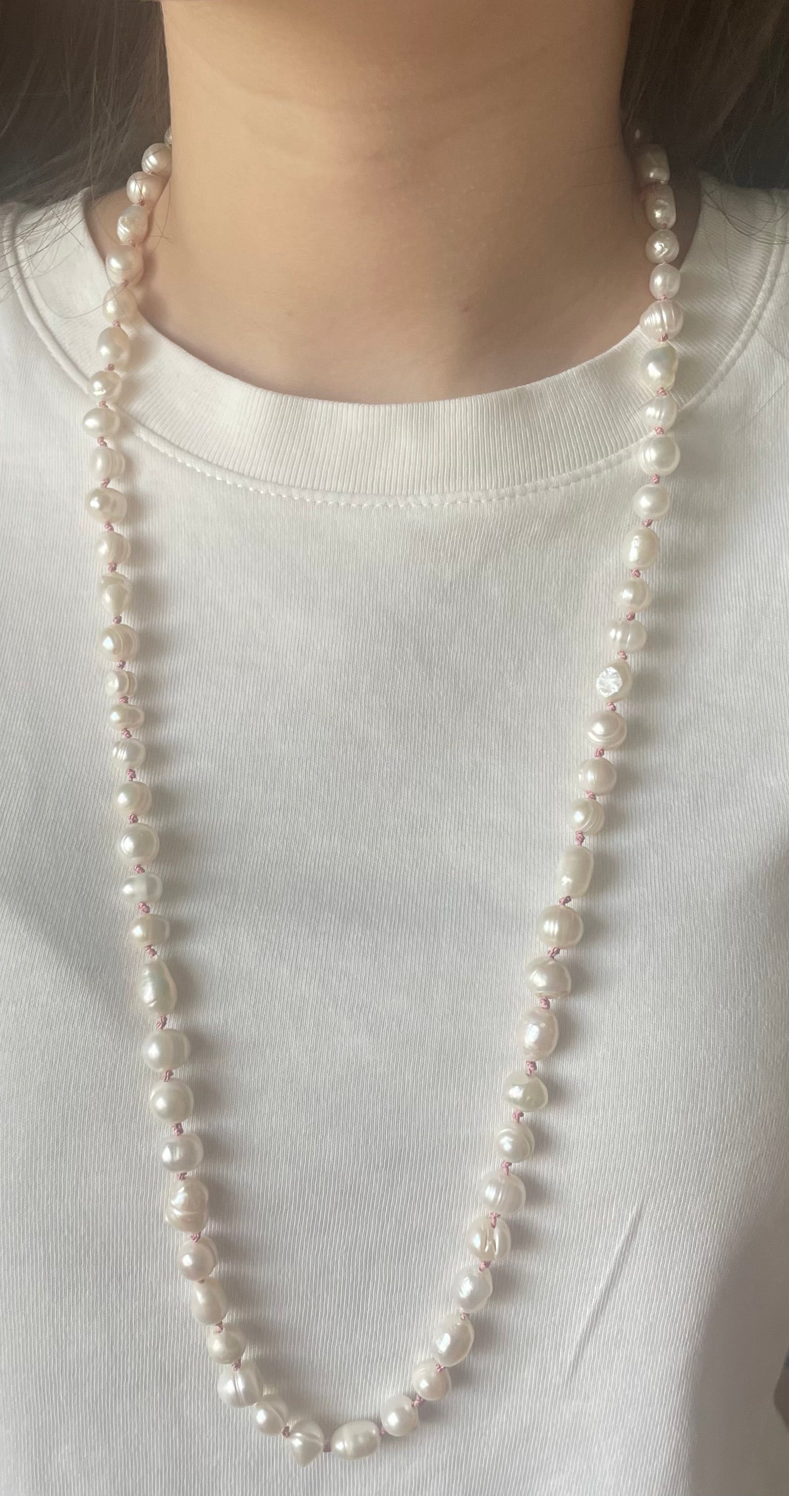 Freshwater pearl necklace in vanilla color, hand noted with 100% silk thread 70cm long 