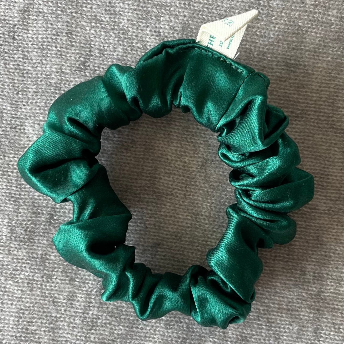 Pure mulberry silk scrunchie in 30 momme thickness emerald color 
