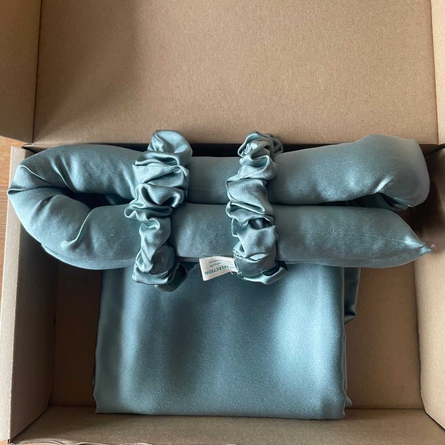 30 momme silk pillowcase and heatless curler set 