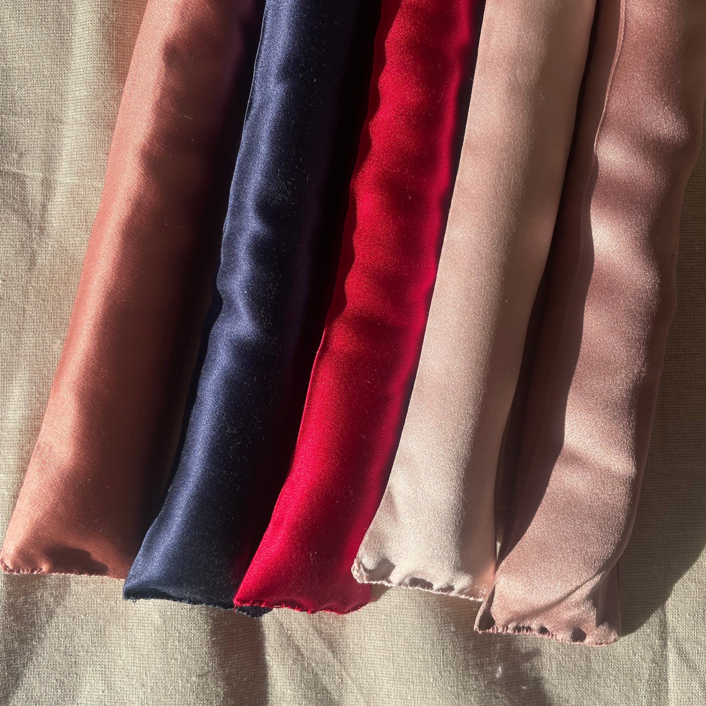 30 momme silk heartless curler set with 2 small 30 momme silk scrunchies ,hand sewed on edge in Sweden 