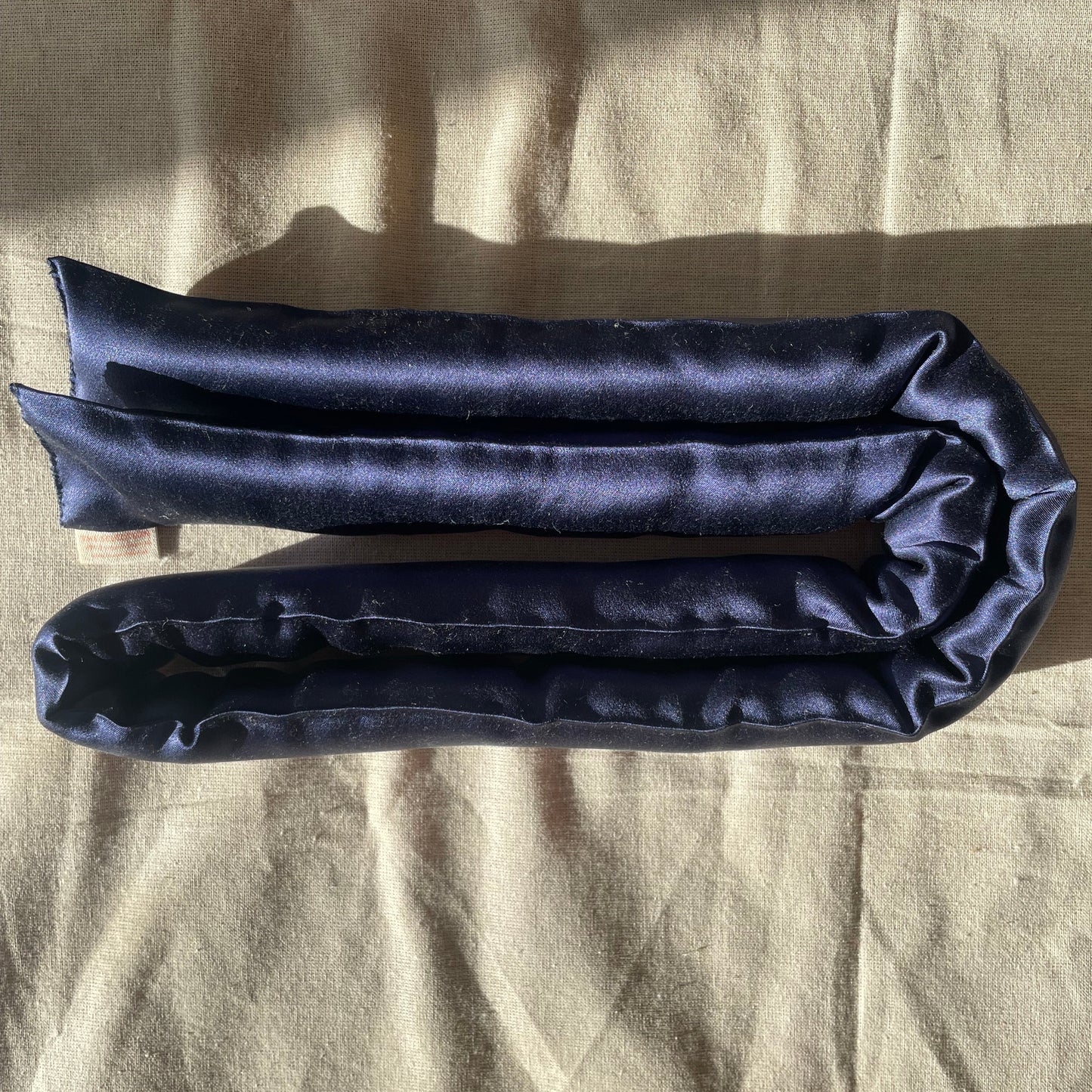 30 momme silk overnight curler with 100% cotton filling, 1 m long in navy blue color. Handmade in Sweden 