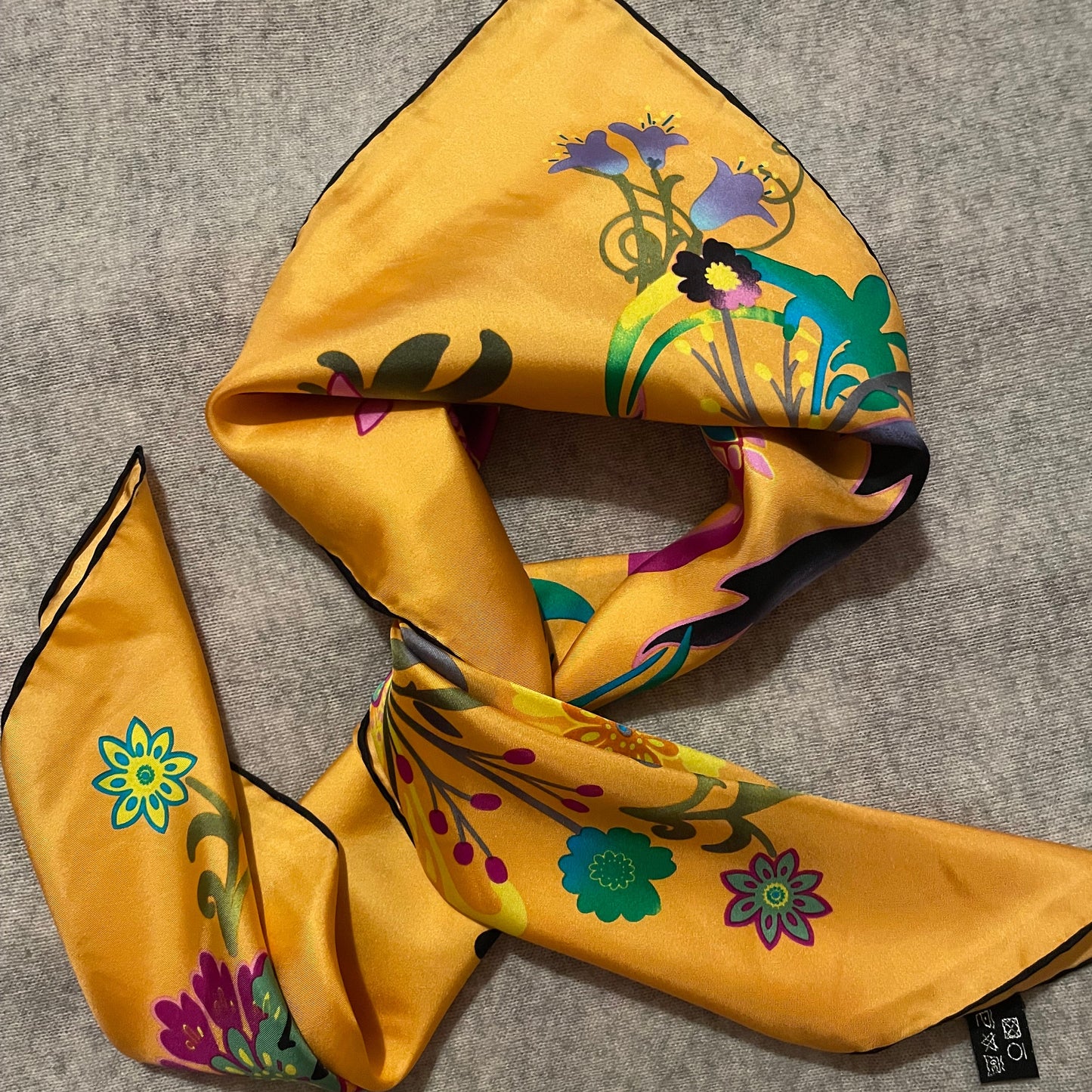 🌼 Flora – 100% silketørklæde i lys blomst