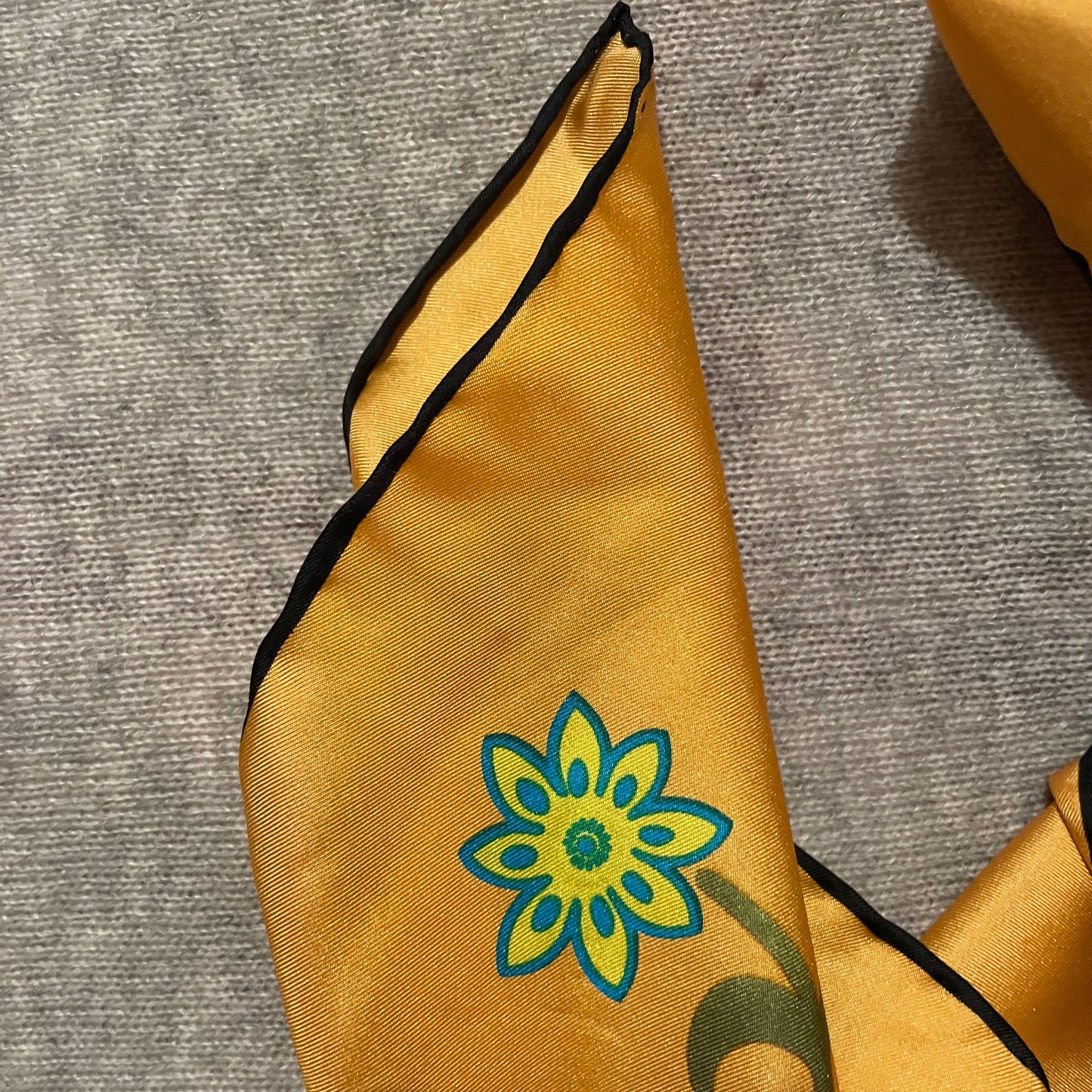 🌼 Flora – 100% silketørklæde i lys blomst
