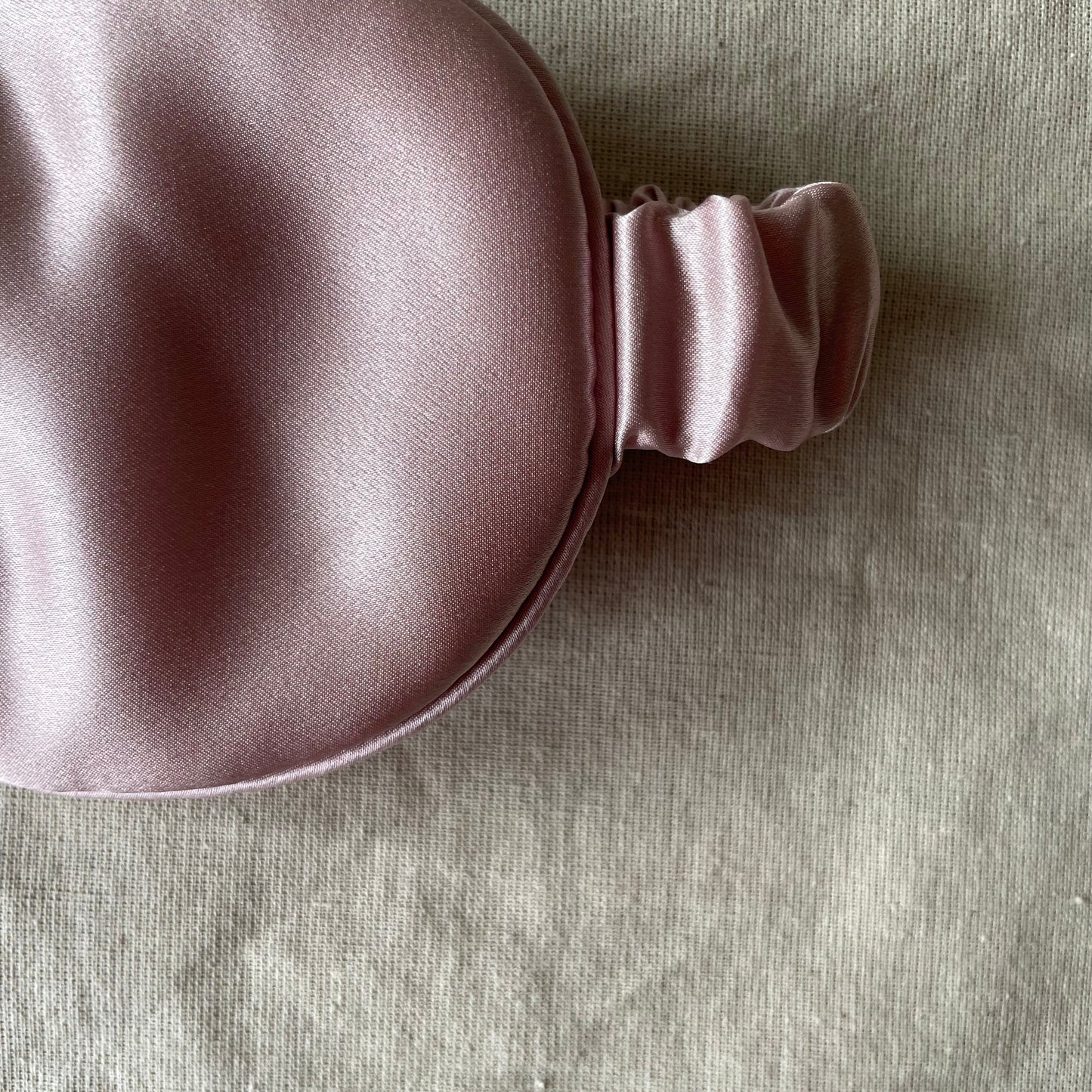 100% 30 momme silk eye mask with 100% silk filling In dusty pink 