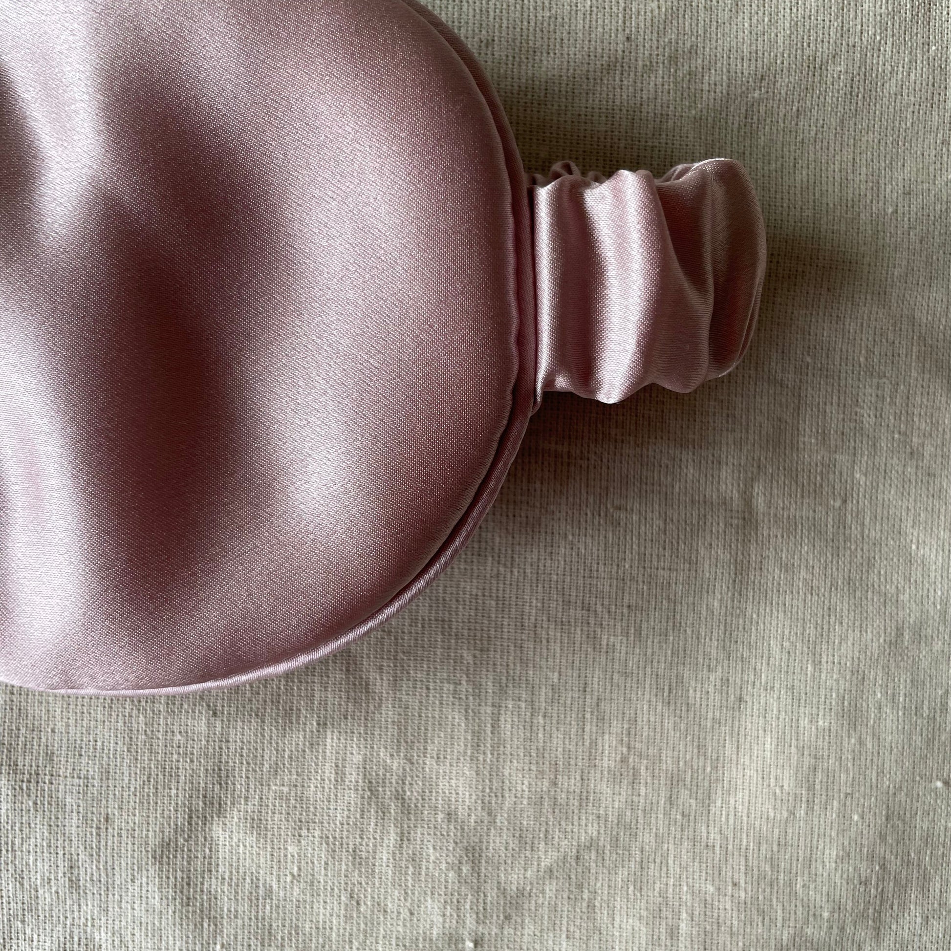 100% 30 momme silk eye mask with 100% silk filling In dusty pink 