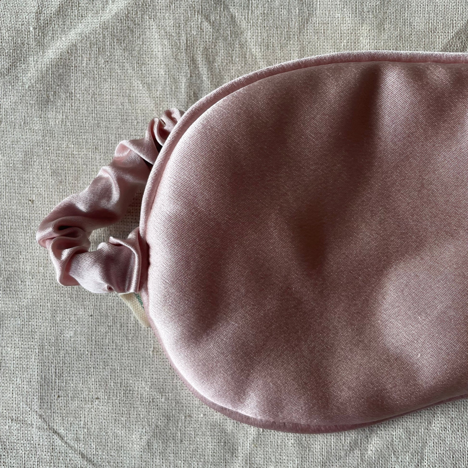30 momme silk eye mask with 100% silk fillings In rose color 