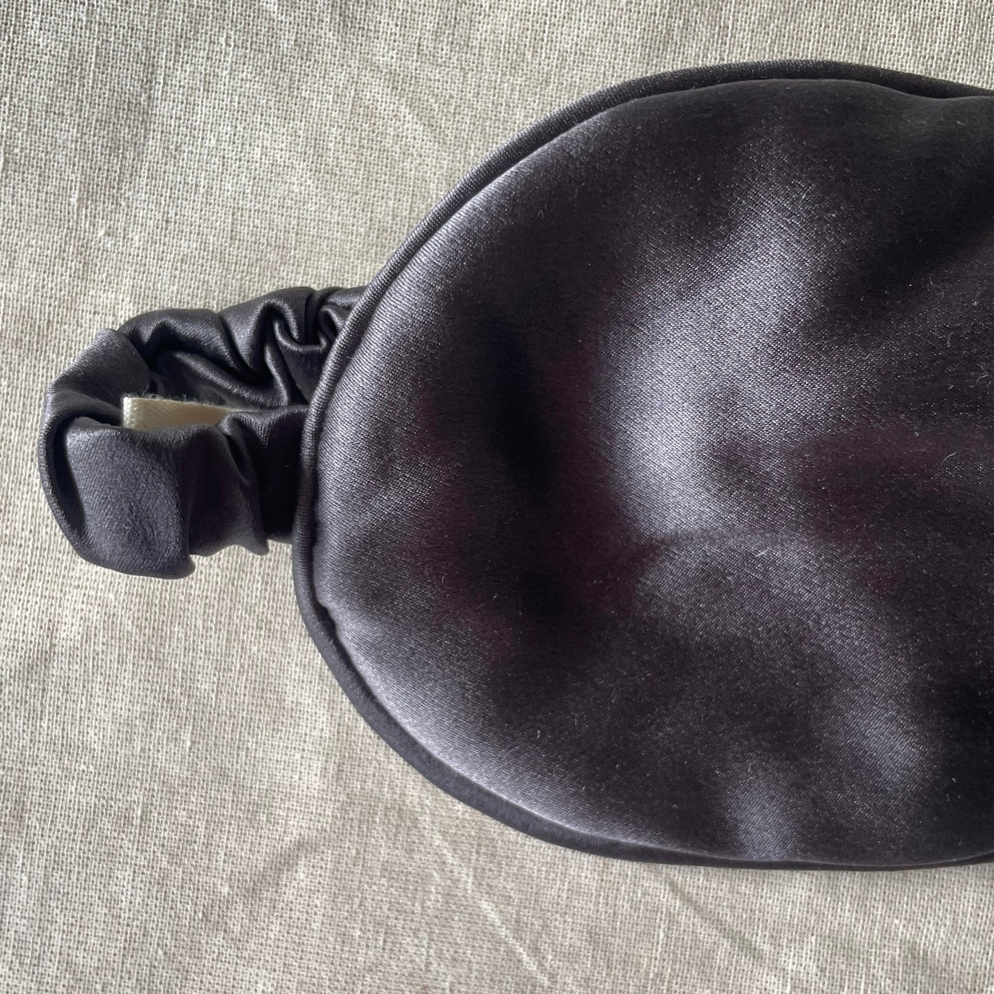 30 momme silk eye mask with 100% silk fillings In elephant color 