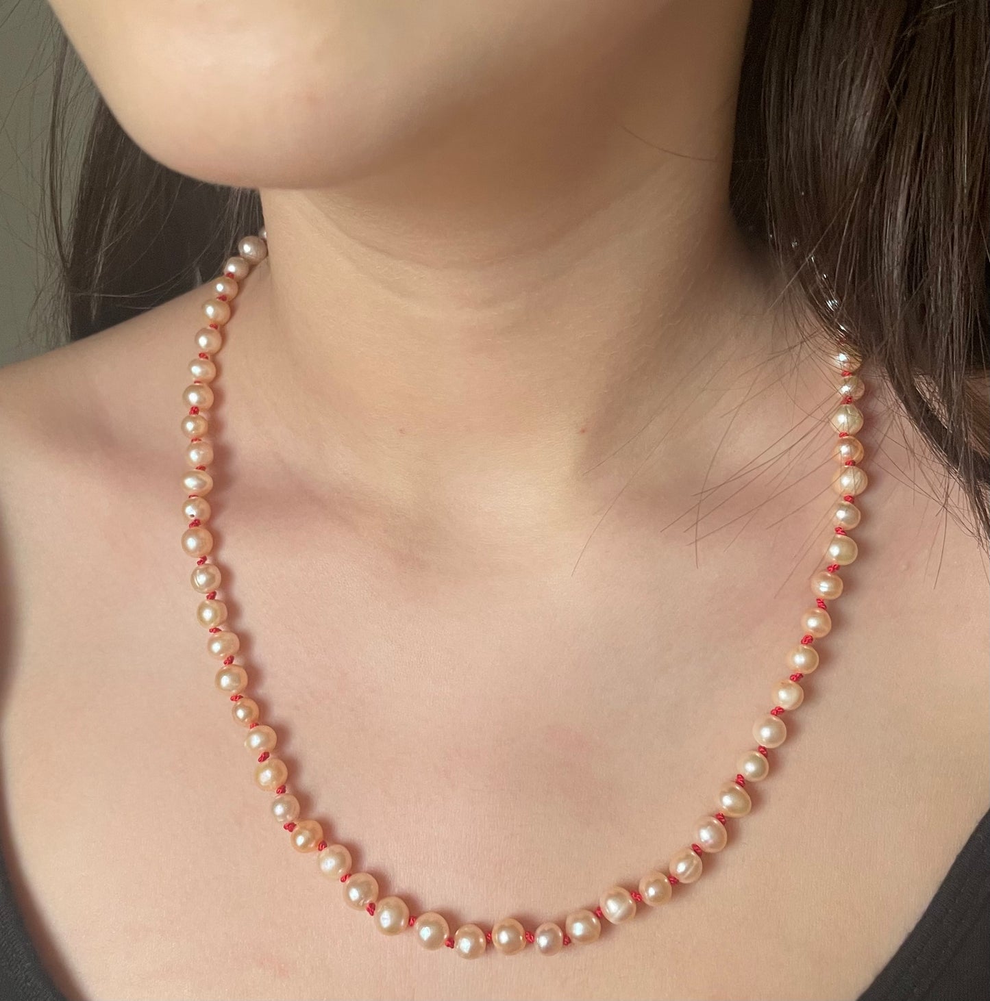 Hand-noted in Sweden,freshwater pearl necklace, with 100% red silk thread and 18k rose gold plated double lock.color rose