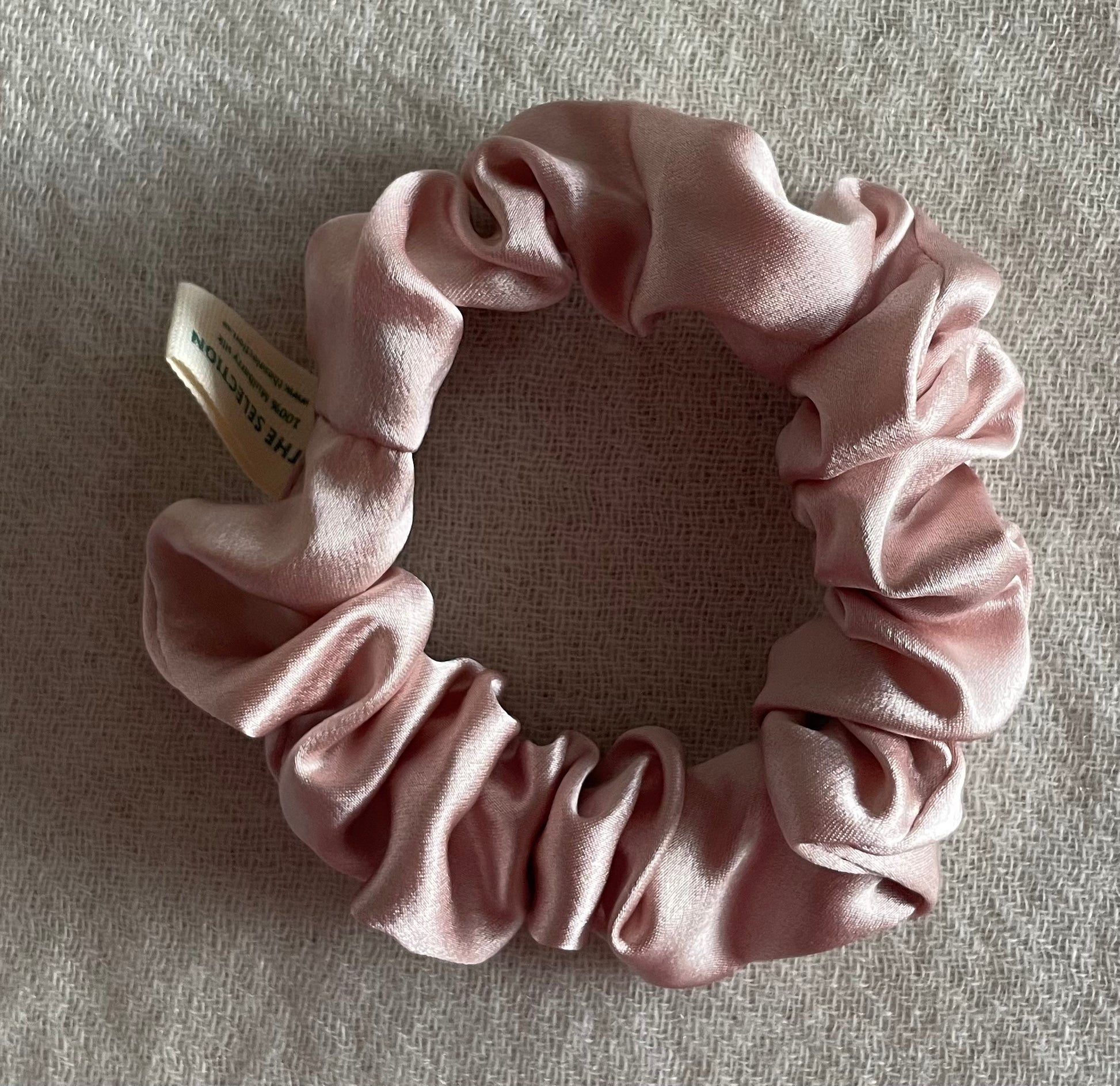 Pure mulberry silk scrunchie in 30 momme thickness In powder pink color 