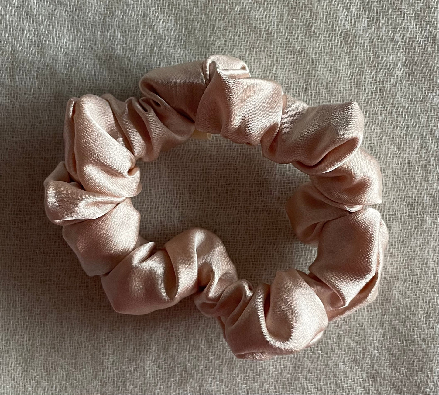 Den elegante æske – Luksuriøst gavesæt med te, 30 Momme silke scrunchie og firkantede perleøreringe