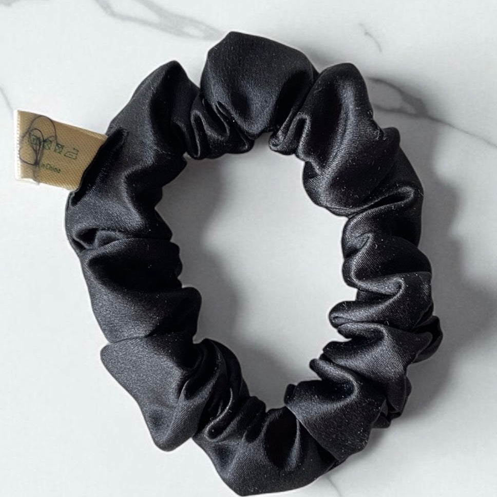Pure mulberry silk scrunchie in 30 momme thickness in black color 